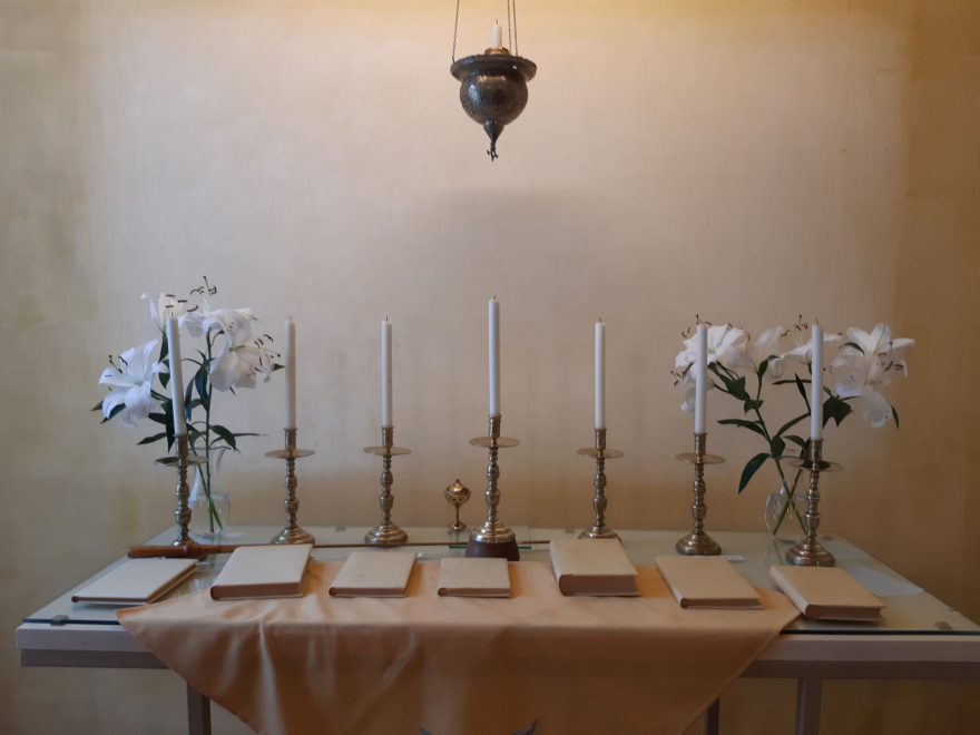 Het altaar met de zeven kaarsen en de zeven boeken uit de grote wereldgodsdiensten